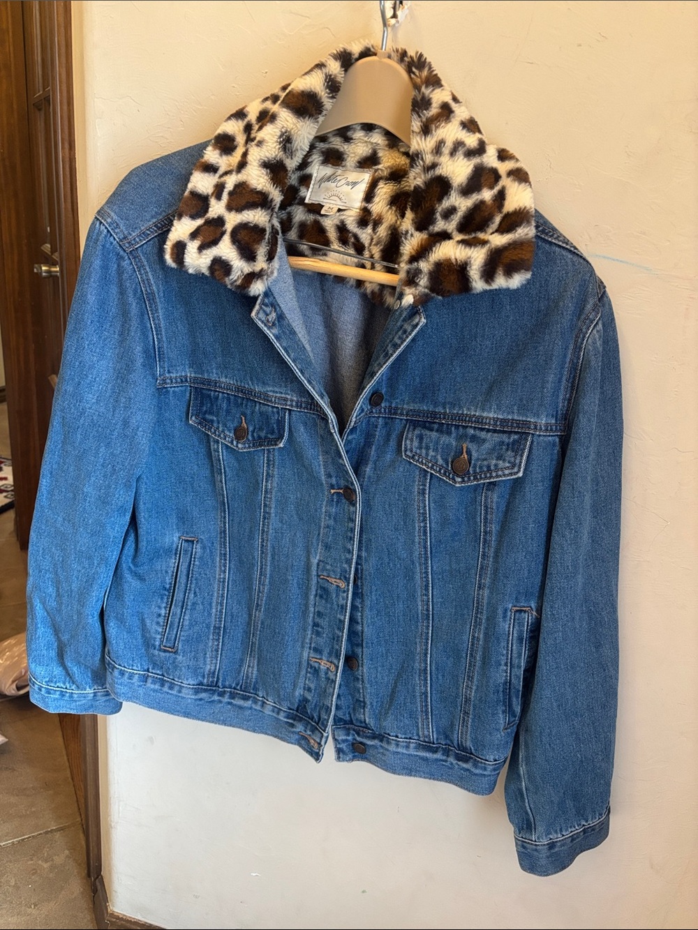 White crow leopard collar trucker jean jacket! Medium